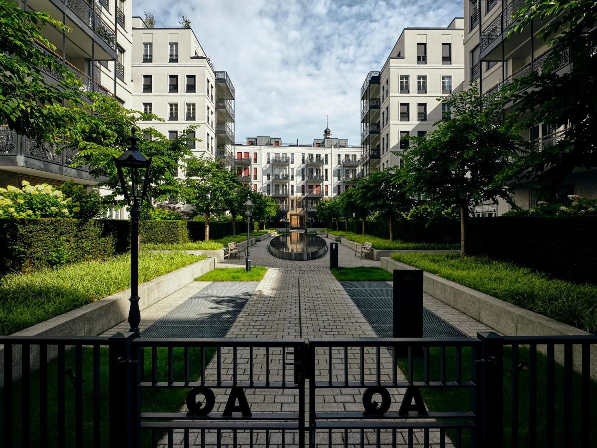 فندق The Wellem, In The Unbound Collection By Hyatt دوسلدورف المظهر الخارجي الصورة The courtyard of the American University of Paris